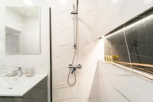 A bathroom at EdSam Madrid Apartments White