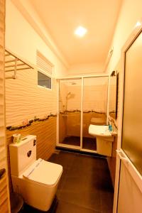 Et badeværelse på Randiya Sea View Hotel