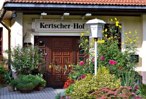 cabaña akerlund kerzerhildker con flores delante de ella en Landhotel Kertscher-Hof en Schmölln