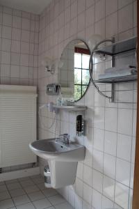 A bathroom at Landhotel Kertscher-Hof