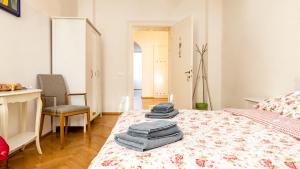 a bedroom with a bed with towels on it at Villa Anita Rooms in Bolzano