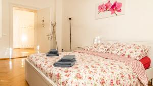 - une chambre avec un lit et des serviettes dans l'établissement Villa Anita Rooms, à Bolzano
