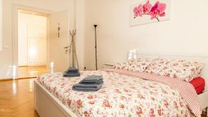 a bedroom with a bed with towels on it at Villa Anita Rooms in Bolzano