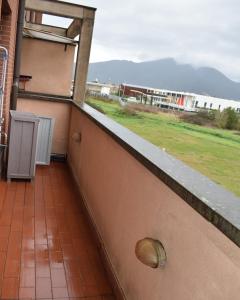 - un balcon offrant une vue sur un train dans l'établissement La Ninfea, à Pise