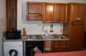 uma pequena cozinha com um fogão e um lavatório em La Ninfea em Pisa