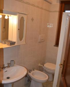 ein Badezimmer mit einem weißen WC und einem Waschbecken in der Unterkunft La Ninfea in Pisa