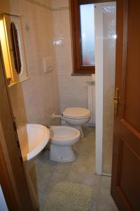 een badkamer met een toilet en een wastafel bij La Ninfea in Pisa