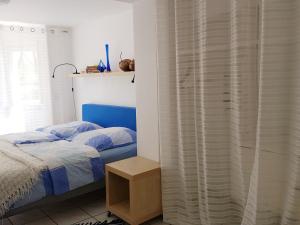 een slaapkamer met 2 bedden en een raam bij Ferienwohnung Granzow in Gaienhofen