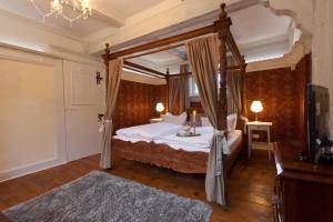 a bedroom with a large bed and a large window at Romantik Hotel Alte Münze in Goslar