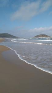 - une plage avec des vagues venant de l'océan dans l'établissement Gara Hospedaria 2, à Imbituba