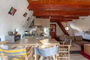 科帕奧尼克的住宿－Holiday Cottage Pedja，厨房以及带桌椅的起居室。