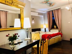 ミコウフにあるRestauracja - Hotel Mocca D'oroのベッドと机と鏡のある寝室 +52枚の写真