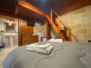 sypialnia z dużym łóżkiem i ręcznikami na nim w obiekcie Fattoria Il Noce B&B w mieście Manduria