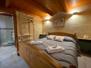 sypialnia z łóżkiem i ręcznikami w obiekcie Fattoria Il Noce B&B w mieście Manduria