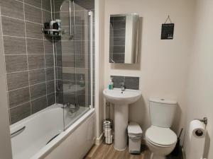 Bathroom sa Helena's Place (7 minutes walk to Nottingham Train station)