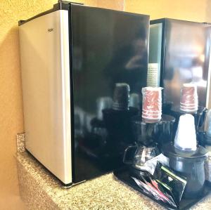 un four micro-ondes installé au-dessus d'un comptoir dans l'établissement Best Inn Texas, à Levelland