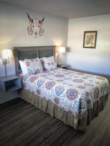 Un dormitorio con una cama grande con almohadas. en Best Inn Texas, en Levelland