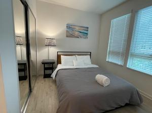 A bed or beds in a room at Luxury Apartment in Santa Clara - Cars Available