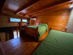pokój z dwoma łóżkami w drewnianej chacie w obiekcie Fattoria Il Noce B&B w mieście Manduria