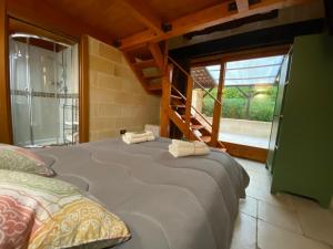 duże łóżko w pokoju z dużym oknem w obiekcie Fattoria Il Noce B&B w mieście Manduria