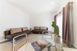 a living room with a couch and a glass table at Torre Cintola Greenblu Sea Emotions in Monopoli