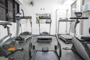 a gym with several treadmills and machines at Hotel Dan Inn Sorocaba by Nacional Inn in Sorocaba