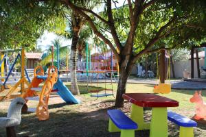 Zona de juegos infantil en Pousada Kaluanã