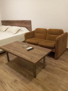 ein Wohnzimmer mit einem Sofa und einem Couchtisch in der Unterkunft Divan Hotel Apartments in Beirut