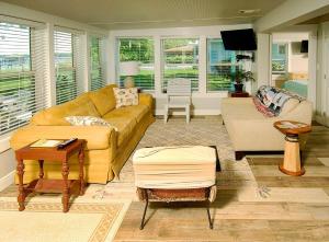 un soggiorno con un divano e un tavolo di Harts Cottage a Lillian