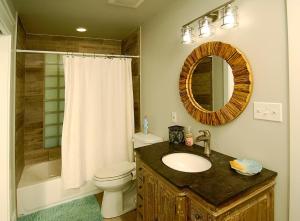 un bagno con lavandino, WC e specchio di Harts Cottage a Lillian Altre 10 foto