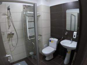 y baño con ducha, aseo y lavamanos. en HB Brilliant, en Brasov