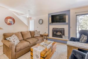 uma sala de estar com um sofá e uma lareira em South Star Pines Retreat em Stateline
