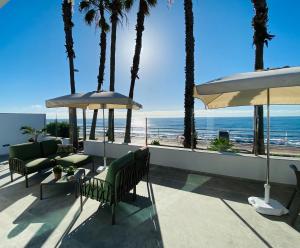 d'une terrasse avec des palmiers et une vue sur l'océan. dans l'établissement Villa Lucia by SunHousesCanarias with private pool, à San Agustín