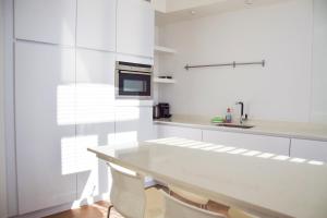 Virtuvė arba virtuvėlė apgyvendinimo įstaigoje Light Modern Apartment in the Heart of Antwerp