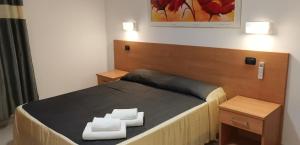 Кровать или кровати в номере Friendship Place
