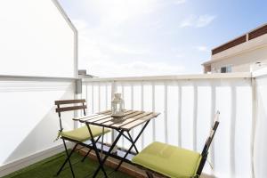 a small table and two chairs on a balcony at Apartamentos Ohana - Edificio Tonillo in Los Cristianos
