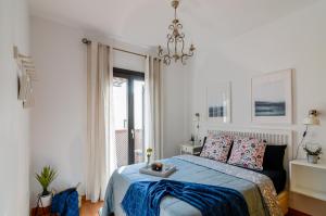 sypialnia z łóżkiem z tacą z jedzeniem w obiekcie WintowinRentals Townhouse, Roof Terraze & Pool w mieście Torre de Benagalbón +27 zdjęć