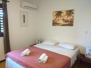 een slaapkamer met 2 bedden en handdoeken bij Paraiso Tropical - Casa 7 in Pipa
