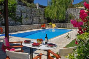 Bazén v ubytovaní Lefkada Villas by Omikron Selections alebo v jeho blízkosti