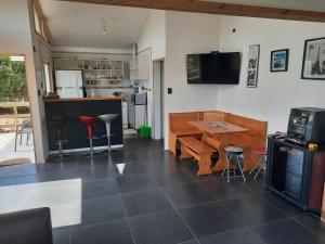 uma cozinha e sala de estar com uma mesa e uma televisão em CASA BLANCA SPA em Puchuncaví