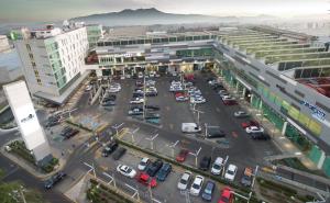 una vista aérea de un aparcamiento en una ciudad en Holiday Inn Express Toluca Galerias Metepec, an IHG Hotel en Toluca
