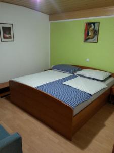 A bed or beds in a room at Apartmaji in sobe Kocjančič