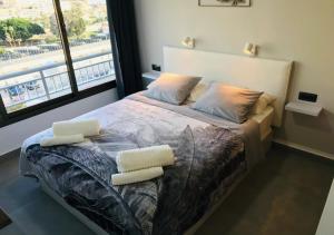 莫甘的住宿－PUERTO RICO SEA VIEW LUXURY APARTMENT，一间卧室配有一张带两个枕头的床