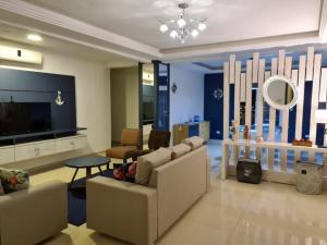sala de estar con sofá y TV en Costanera Encarnación - Apartamento Entero, en Encarnación