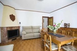 een woonkamer met een tafel en een bank bij Casa Ca lEster Terra alta Matarraña in Caseras