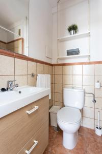 a bathroom with a toilet and a sink at Apartamentos Ohana - Edificio Tonillo in Los Cristianos