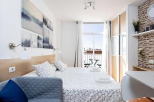 a small bedroom with a bed and a window at Apartamentos Ohana - Edificio Tonillo in Los Cristianos