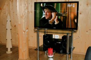 En TV eller et underholdningssystem på Allgäuferienhaus Sandra