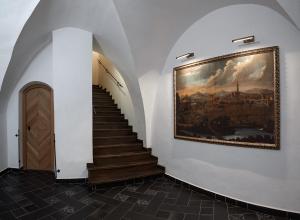 塔博爾的住宿－索爾旅館，墙上画画的建筑物的楼梯
