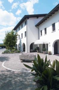 un bâtiment avec un banc devant lui dans l'établissement Hotel Prata Verde, à Prata di Pordenone